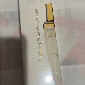 D'OR Exfoliating Pearl Milk Cleanser - Gold and White